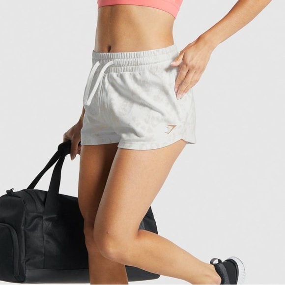 Gymshark Animal Graphic Short - Picture 3 of 13